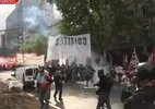 Polícia lança gás lacrimogêneo contra manifestantes na Argentina