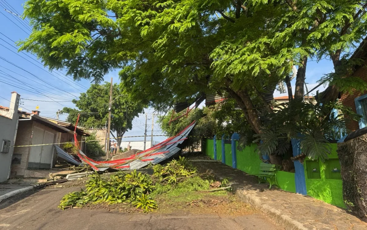 Moradores relatam medo durante temporal com ventos em Varginha, MG