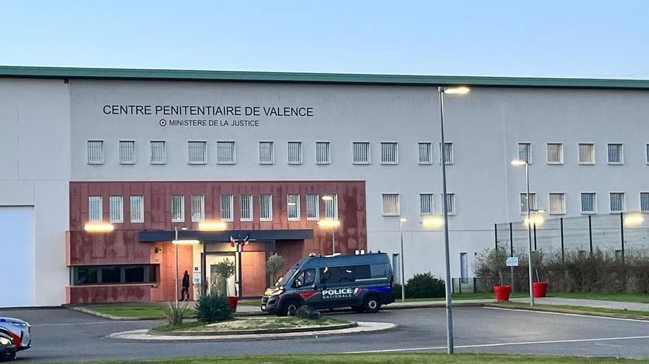 Drôme : une vidéo virale montre un détenu nu et tabassé dans la cour de promenade de la prison de Valence