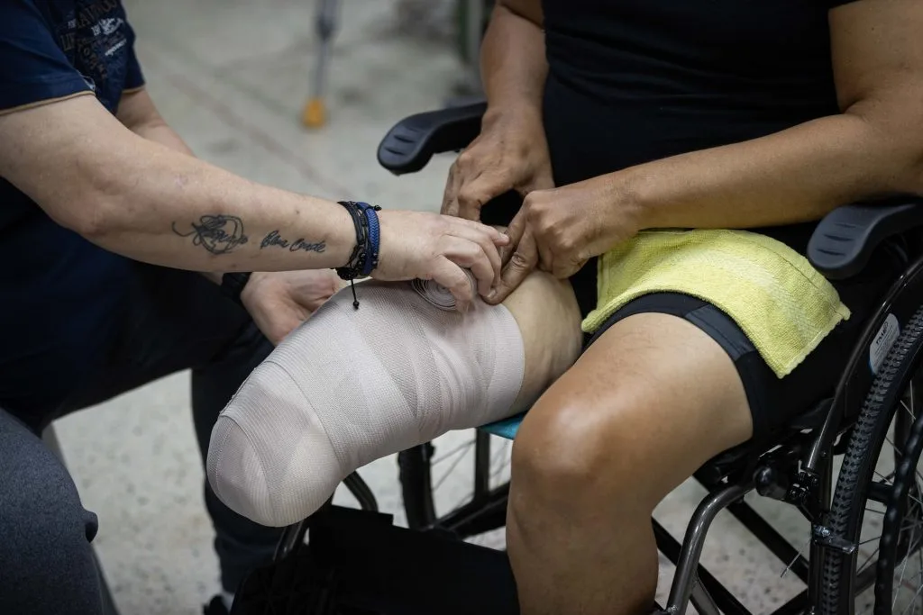 Volver a caminar, la meta de un amputado que dejó el terremoto en Venezuela