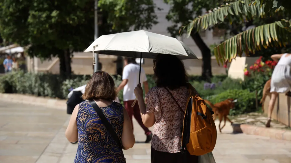 Coger el paraguas para protegerse del sol, un hábito en auge frente al calor del verano