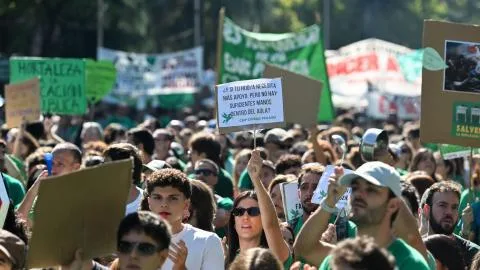 El profesorado de la escuela púbica rodea la Consejería de Educación en Madrid en su segundo día de huelga indefinida