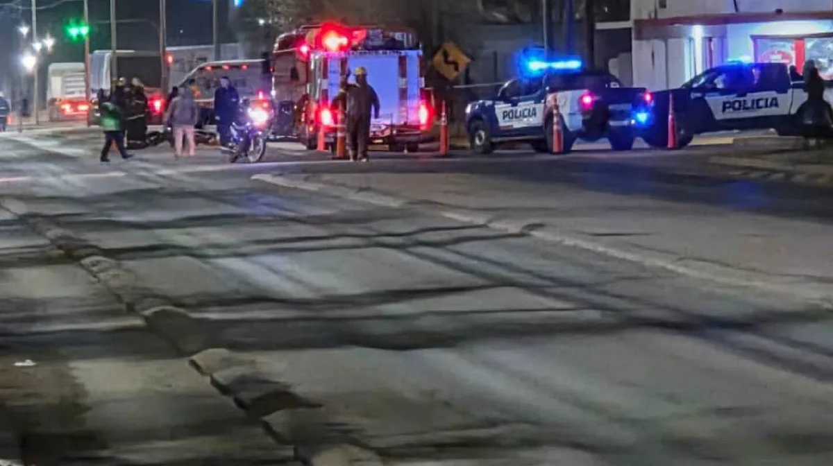 Tragedia en Córdoba: un médico que manejaba una moto chocó contra un camión y murió