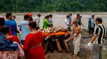 Mais de 900 mortos confirmados nas inundações no Nepal