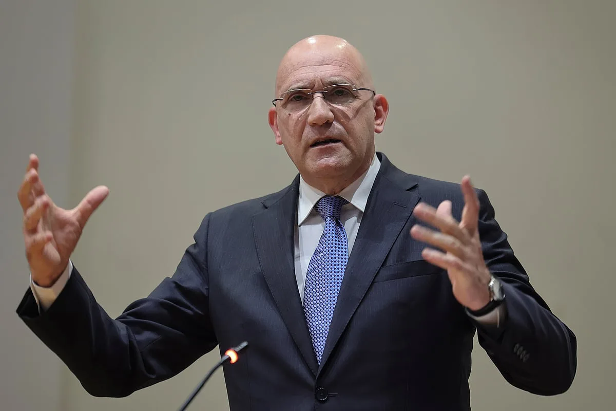 Passos diz que Estado "já não tem autoridade" para salvar o SNS. E critica estratégia de Montenegro