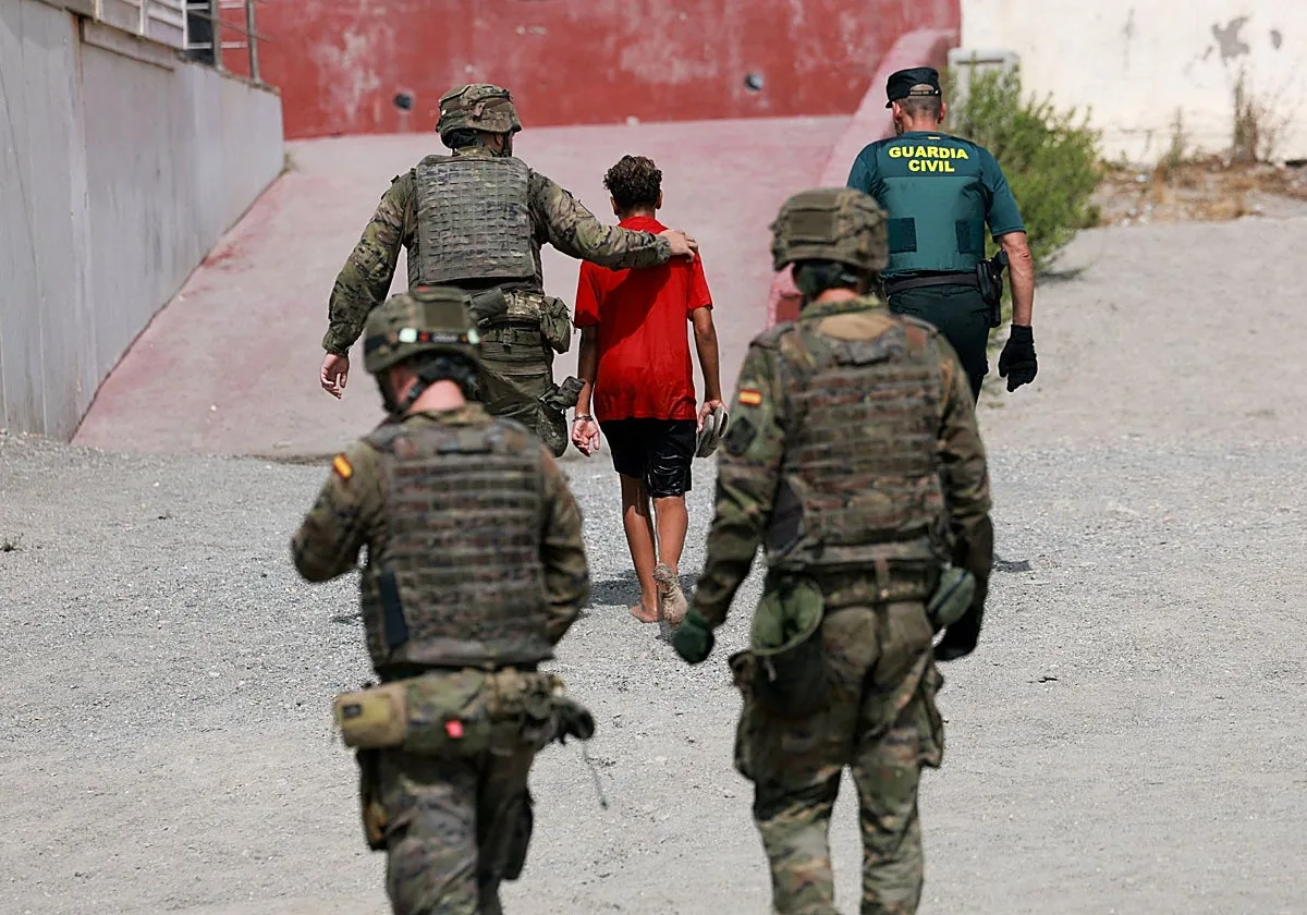 Contagiados de sarna 24 militares en Ceuta, aunque Defensa lo desvincula de la crisis en la frontera