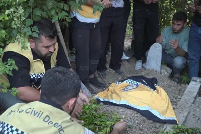 En Syrie, la mort d’un ex-Casque blanc frappé en détention “ravive les plaies de l’ère Assad”