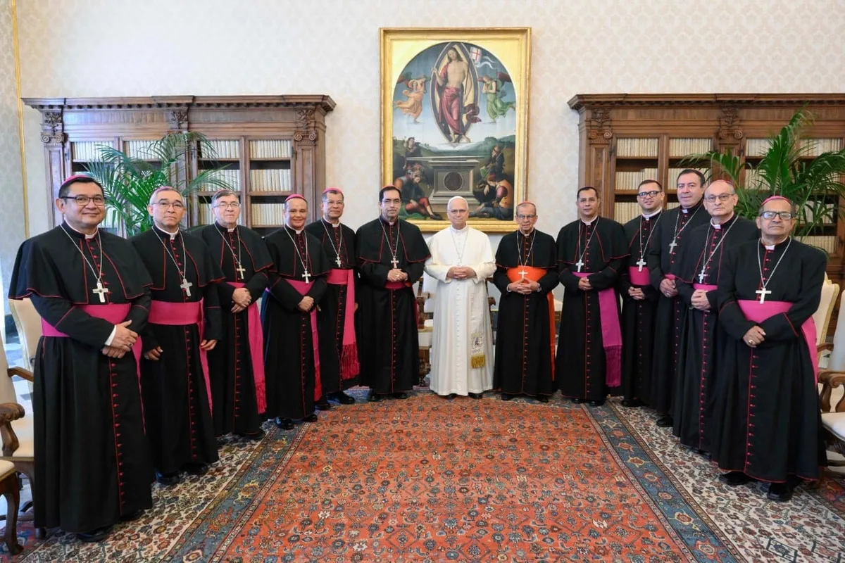 León XIV recibió a los obispos de El Salvador en Roma y un gesto inesperado marcó el cierre