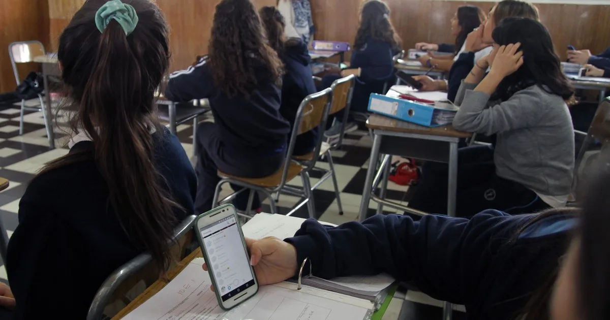 Tras los resultados de las pruebas PISA, una provincia busca limitar el acceso a Facebook, Instagram y otras redes sociales en las escuelas