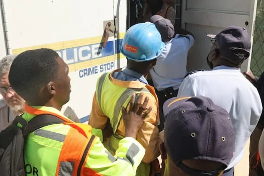 Undocumented workers jump over walls during labour department raid