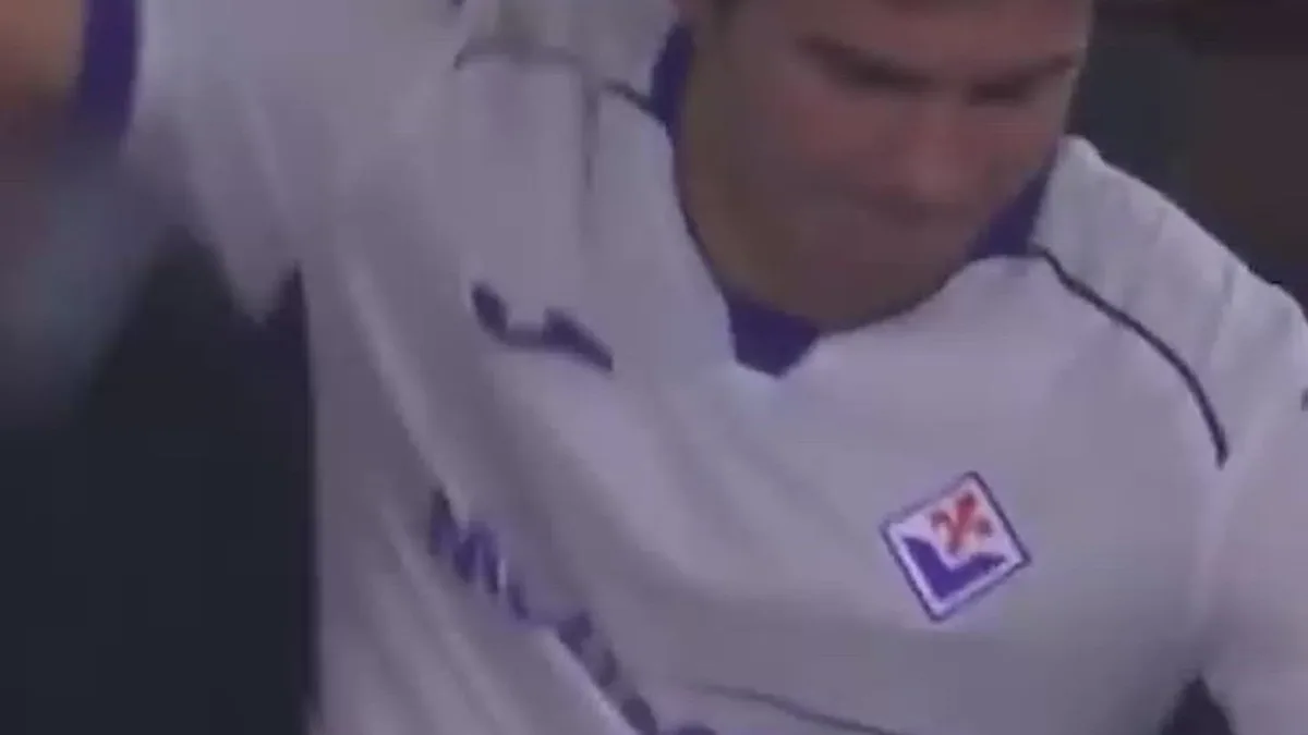 La reacción de Mastantuono al ser sustituído en el minuto 60 con la Fiorentina perdiendo 4-0