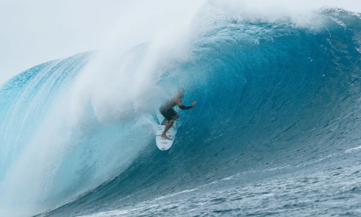 Italo Ferreira dá show de tubos, vence Ethan Ewing e avança às semis em Teahupo’o