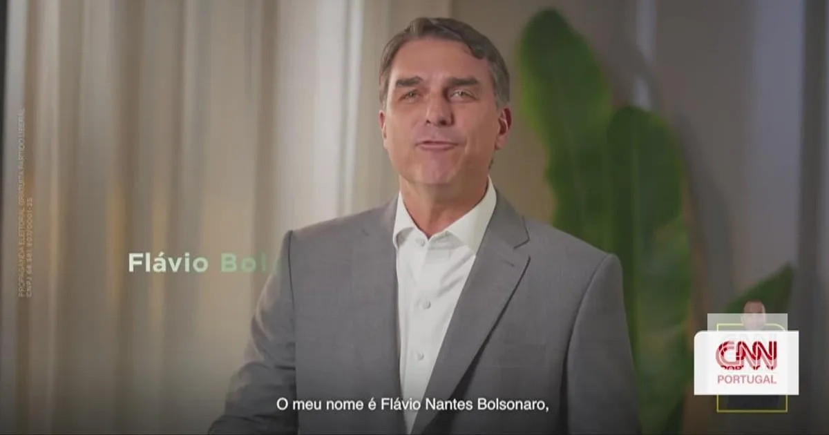 Flávio Bolsonaro, 45 anos, casado com Fernanda, pai de Luísa e Carol: o candidato apresenta-se