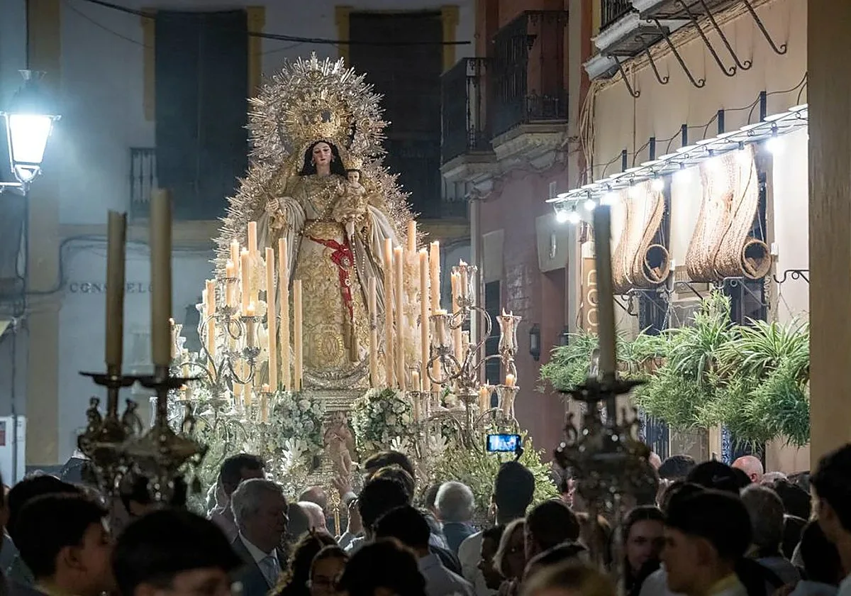 Las Nieves, una cofradía que sobrevive al éxodo de vecinos del barrio de Santa Cruz