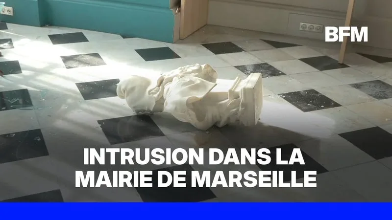 Manifestations du 17 octobre: les images de la brève intrusion dans la mairie de Marseille