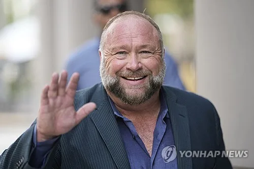 '샌디훅 사건 날조' 극우 음모론자 배상액 88% 깎아준 美법원