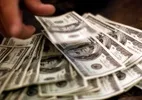 Dólar abre a semana em alta e aparece acima de R$ 5 com eleição no radar