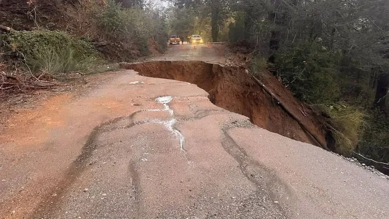 Chubut: se derrumbó parte de una ruta por un aluvión de tierra cerca de la cordillera de los Andes