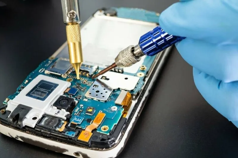 Smartphone makers don't bother to comply with EU repairability requirements