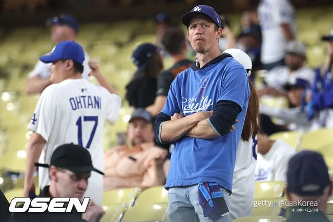 ‘ML 최고 인기’ 다저스, NLCS 4차전 푯값 50% 폭락…3연패 충격에 팬들도 등 돌렸다