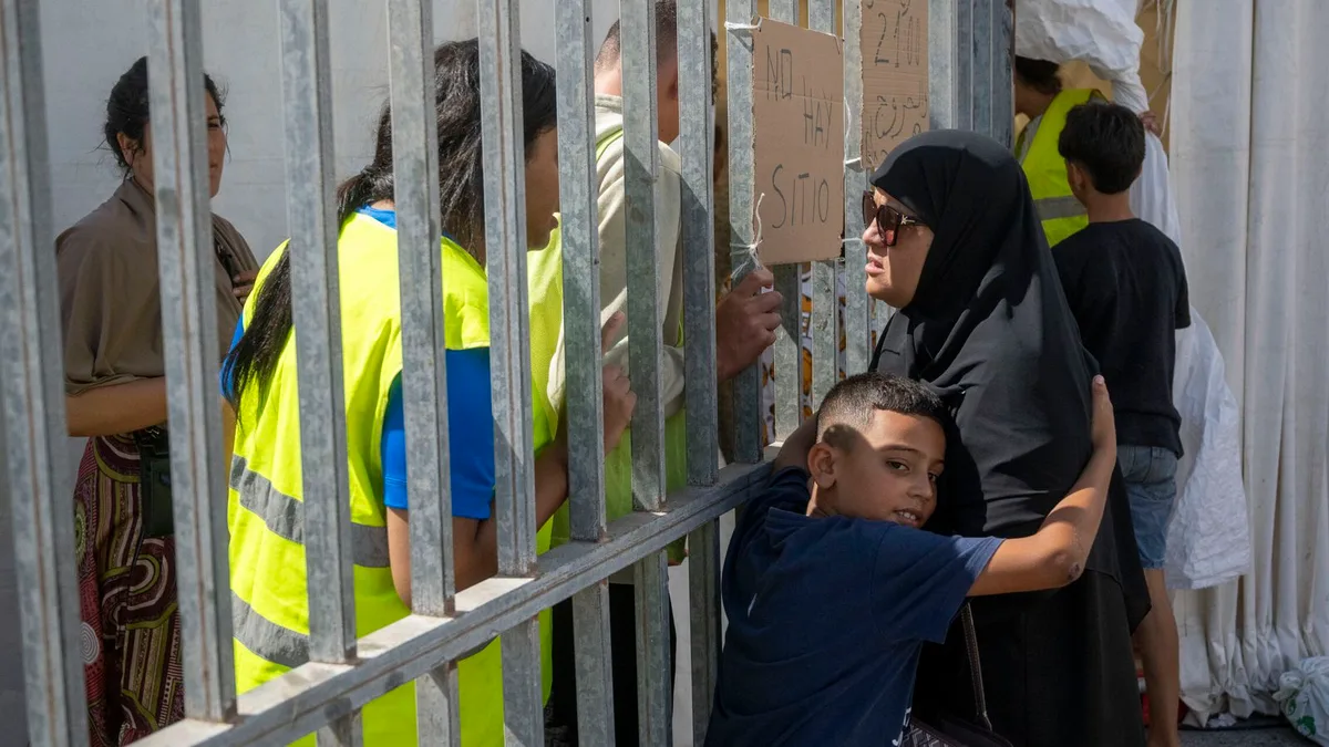 Nueva tarde de tensión en Ceuta: varios vecinos impiden el reparto de comida a los migrantes