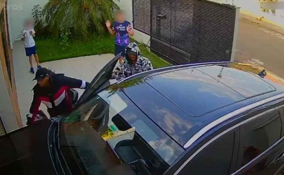 Vídeo mostra terror de família rendida por três homens na porta de casa quando mãe saía para levar filhos para a escola no Paraná
