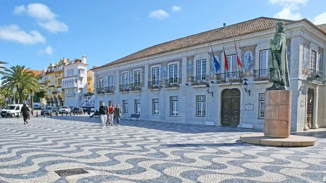 "Borlas" imobiliárias em Cascais? "Pornográficas". O que está em causa