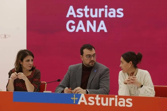 Militantes del PSOE recogen firmas para exigir explicaciones por la designación directa de Adriana Lastra como cabeza de lista