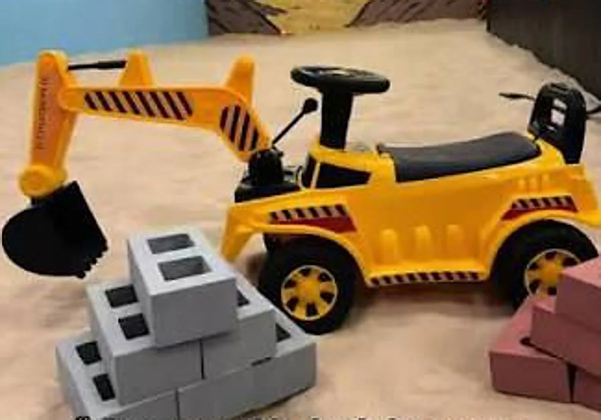 El juego que arrasa en América llega a Sevilla: el nuevo plan donde los niños compiten con excavadoras en un circuito de arena