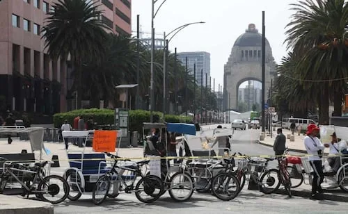 Bicitaxis bloquean Paseo de la Reforma; exigen diálogo con el Gobierno capitalino y la Semovi