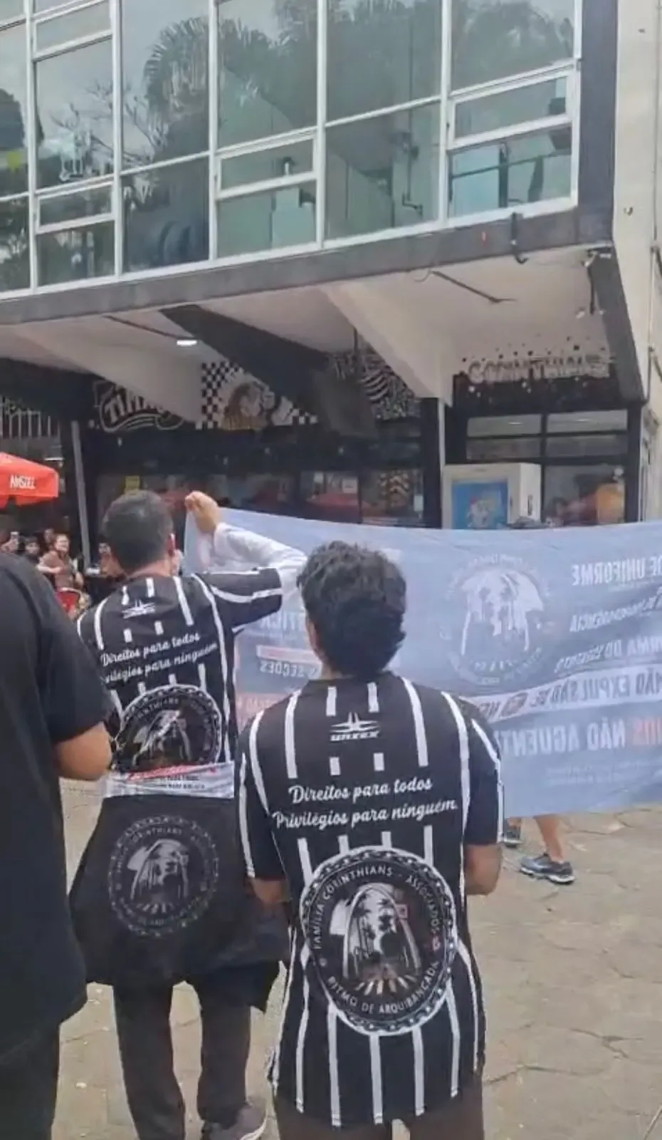 Corintianos fazem protesto no Parque São Jorge; veja o vídeo