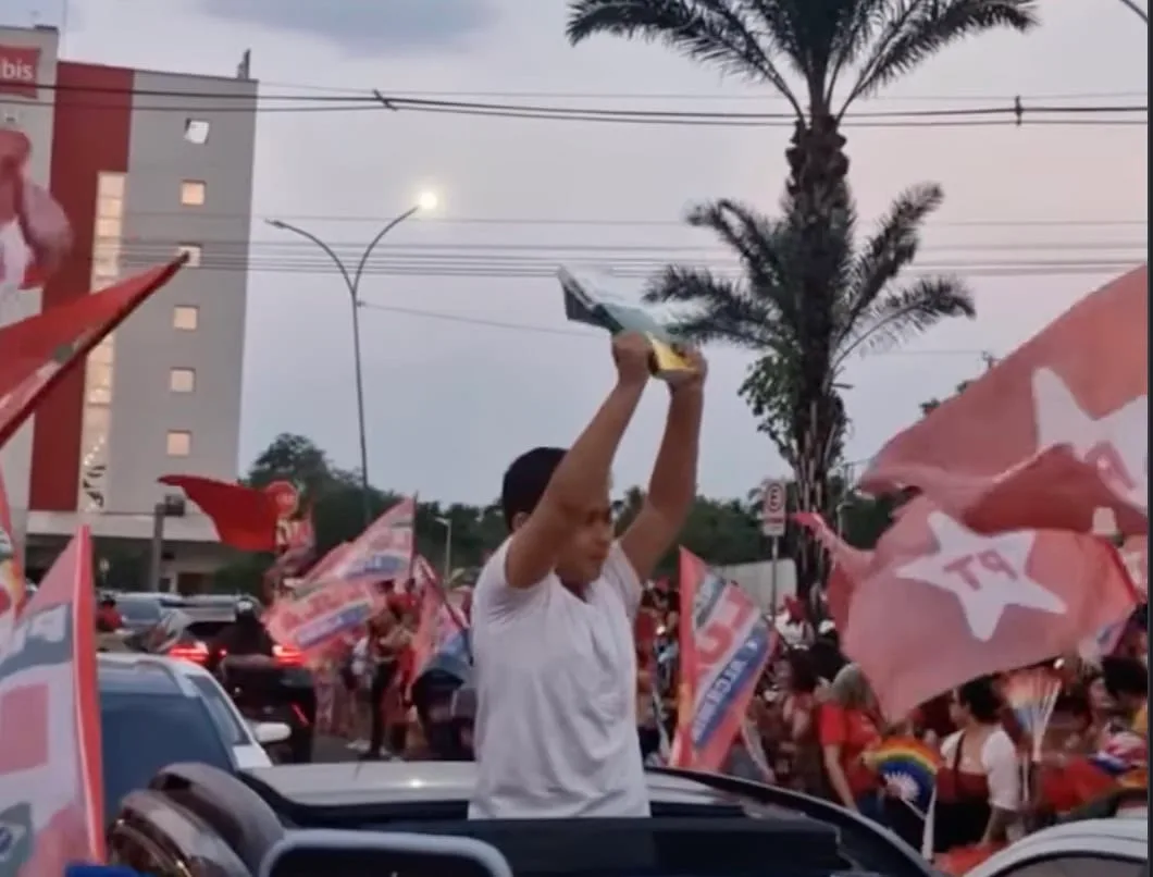 Menino levanta Constituição durante ato a favor do Lula no Acre