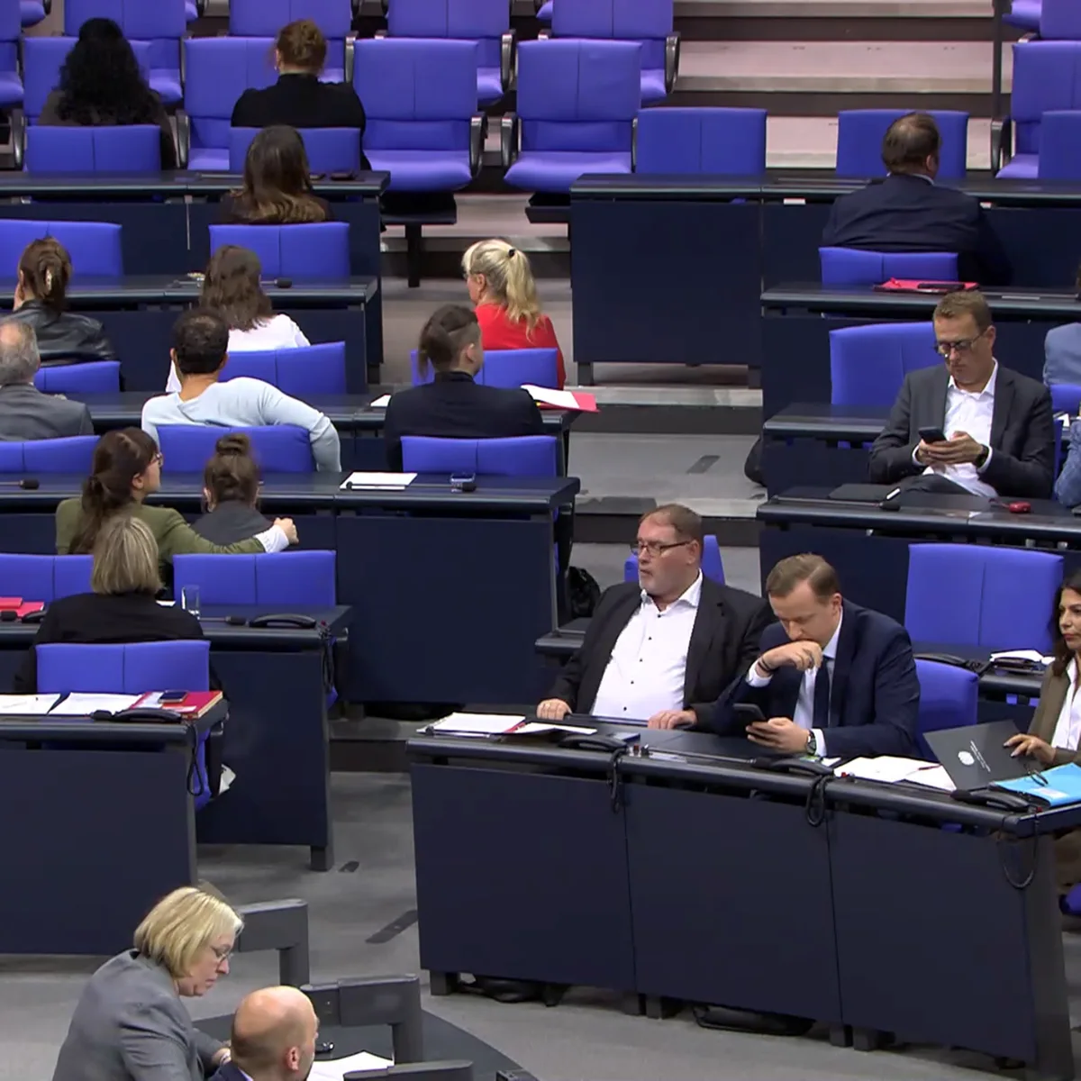 Deutsche Kolonialverbrechen in Namibia - Linksfraktion dreht AfD-Redner in Bundestagsdebatte geschlossen den Rücken zu