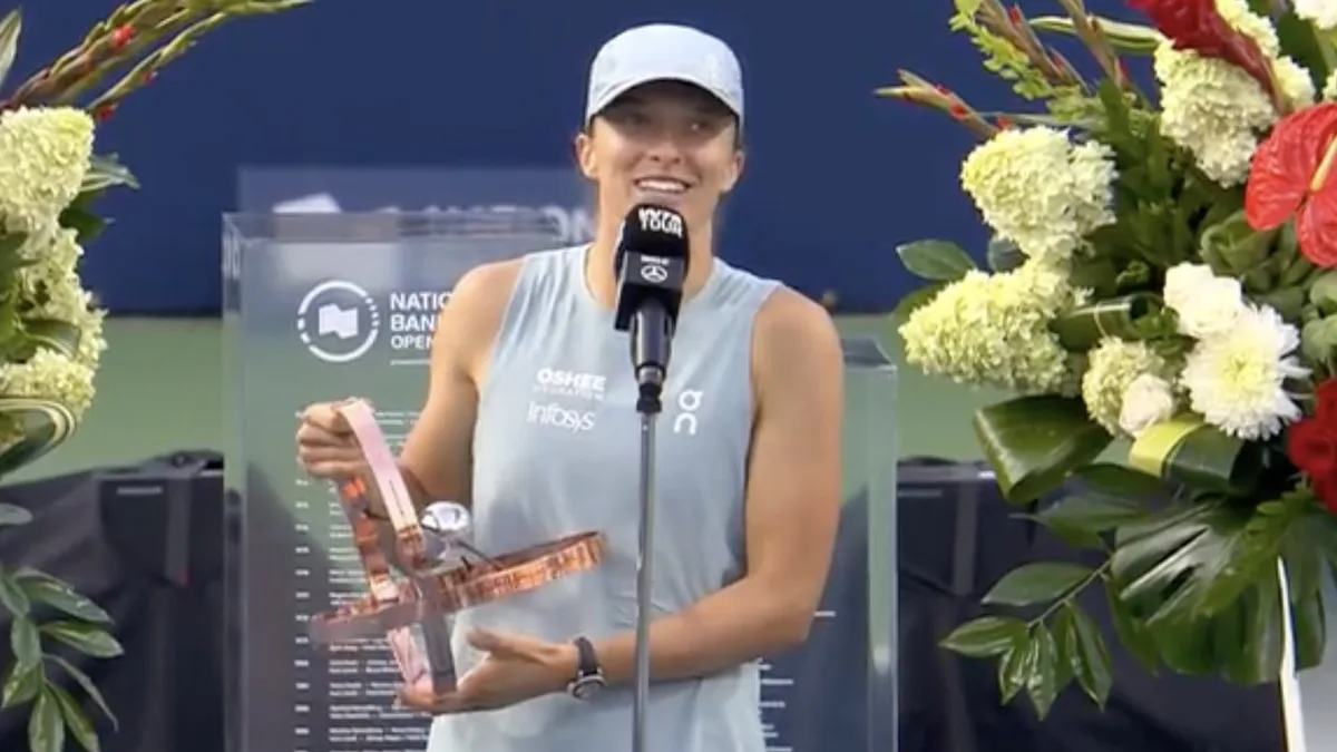 Swiatek presented with the National Bank Open championship trophy