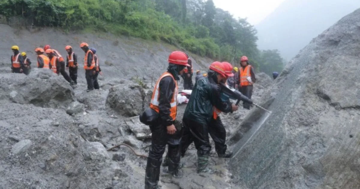 Más de 900 muertos en Nepal y empiezan entierros masivos: una catástrofe de «magnitud inimaginable y desgarradora»