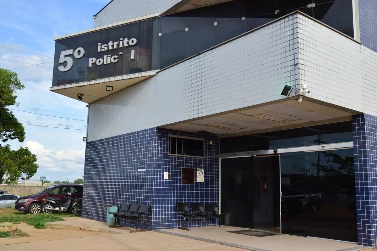 Homem é ferido no pescoço com garrafa quebrada enquanto bebia em bar
