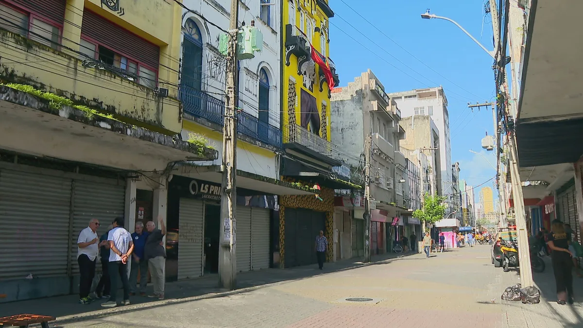 Rua da Imperatriz, símbolo do comércio do Centro do Recife, será reaberta para carros