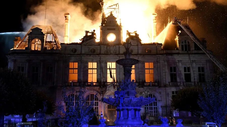 Welle der Gewalt: 400 Festnahmen und 60 verletzte Polizisten in Frankreich