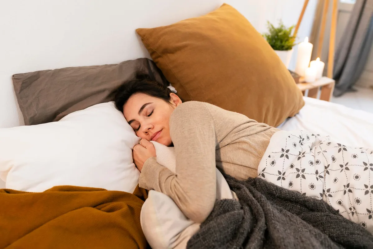La razón por la que nuestros antepasados dormían en diferente horario: ni más ni menos cantidad