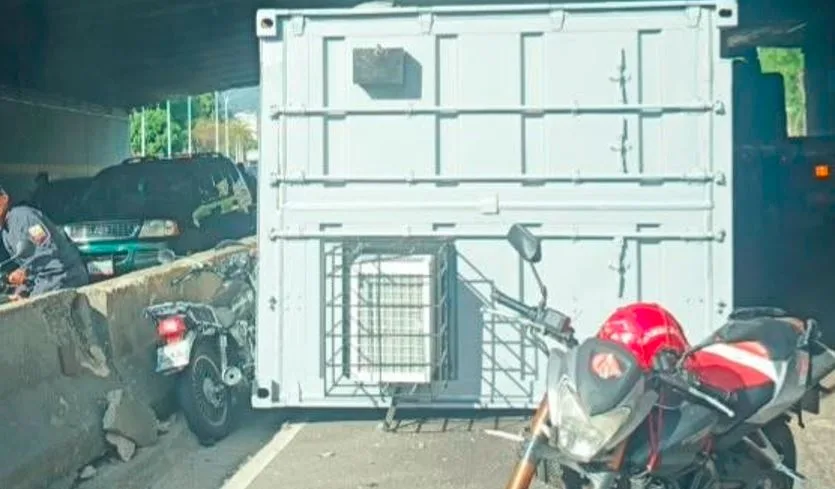 Camión chocó contra un elevado y dejó un contenedor atravesado en la autopista Francisco Fajardo