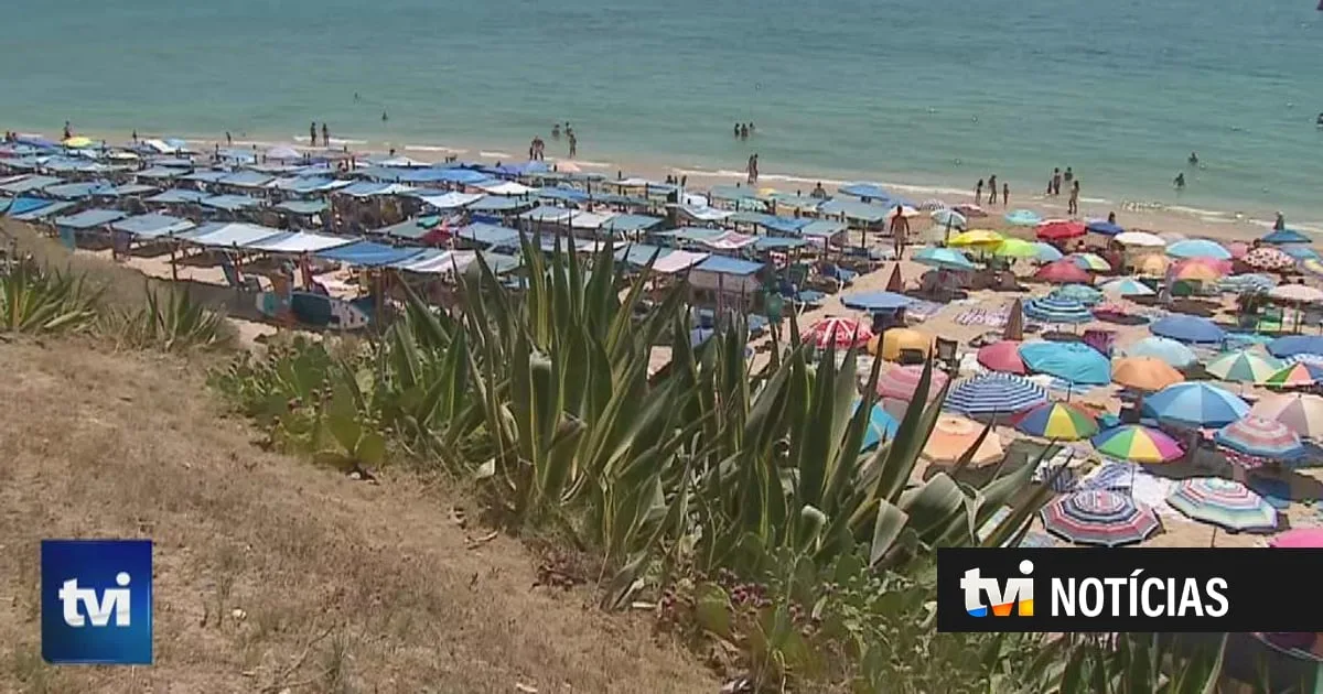"Estamos todos em cima uns dos outros". Há quem acorde de madrugada para conseguir lugar nesta praia do Algarve