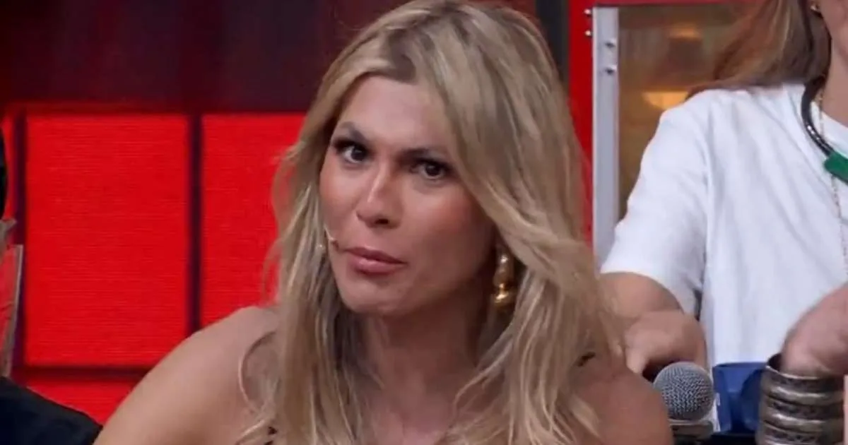Demitida? Lívia Andrade completa quatro anos de 'Domingão' e é surpreendida