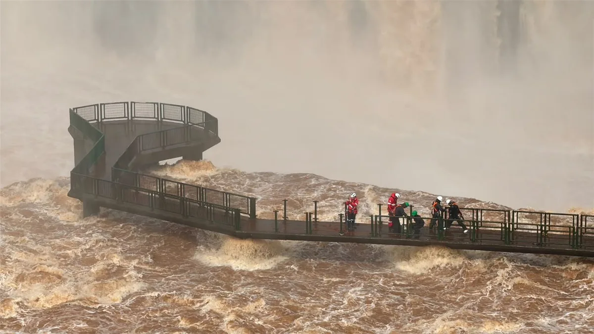 Cataratas do Iguaçu atingem vazão dez vezes maior que a média, com 15,6 milhões de litros por segundo