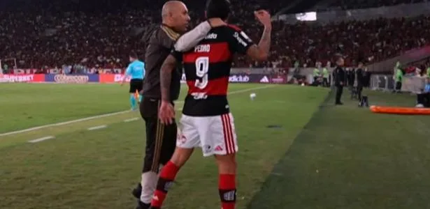 Pedro é substituído após marcar pelo Flamengo e sai de campo irritado