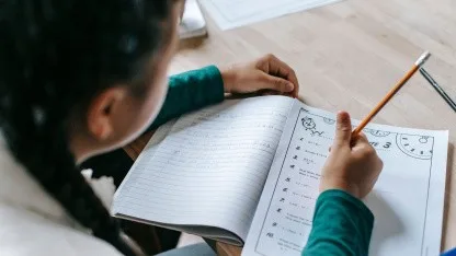 (g+) Bildung: Digitale Schulbücher und KI sollten aus den Klassenzimmern verbannt werden