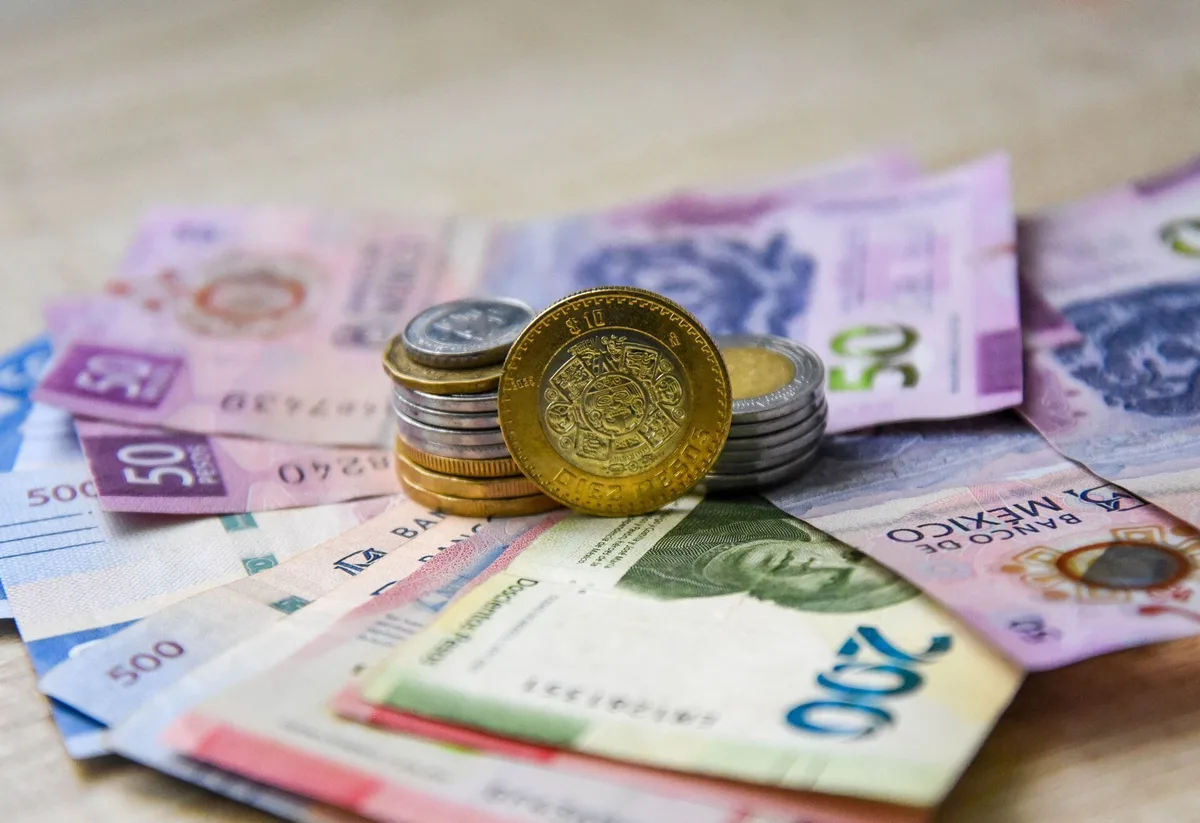 Peso ‘rompe el piso’ de las 17 unidades por dólar, a mínimos desde 2024