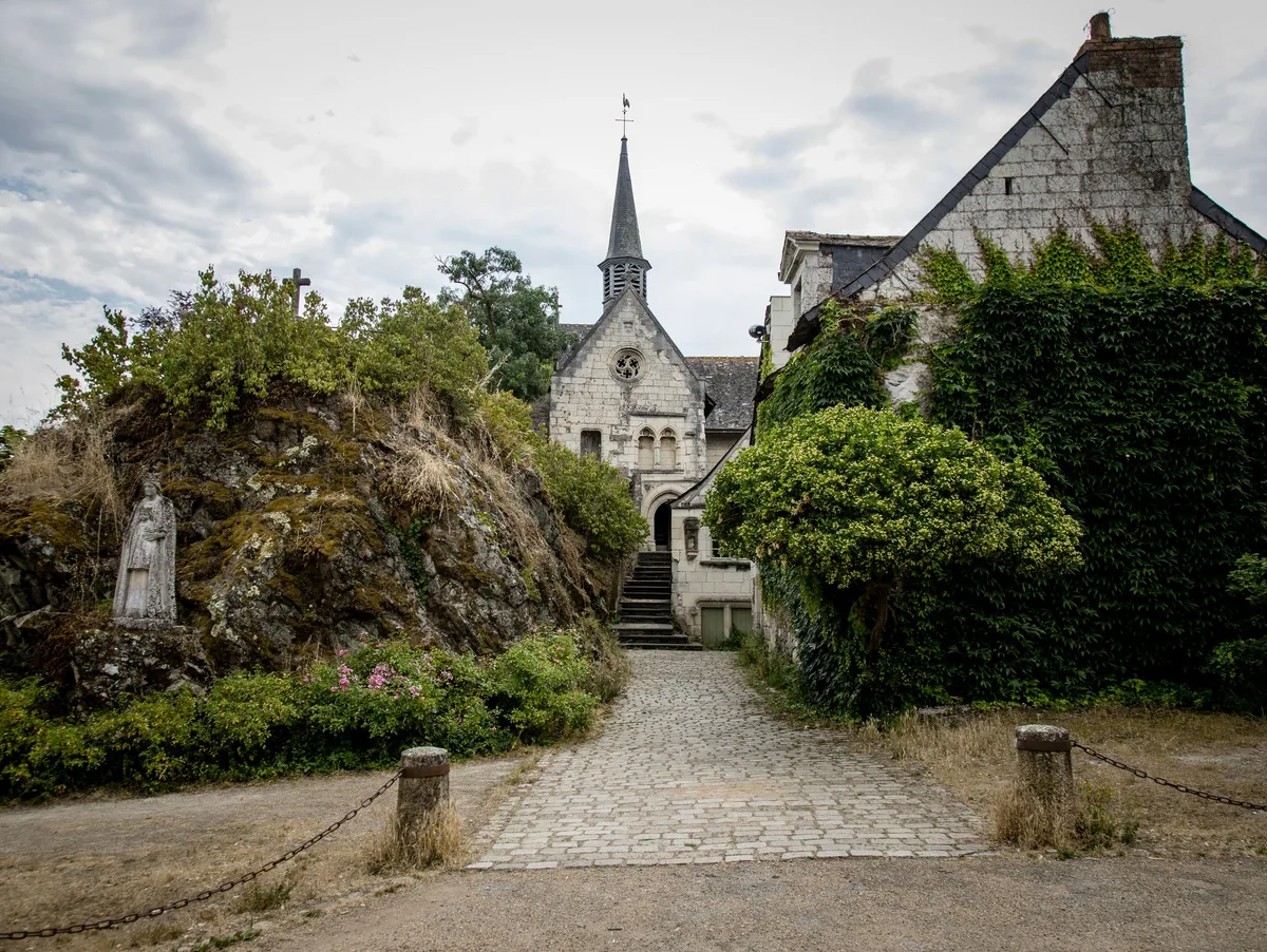 La Loire à contre-courant : le sanctuaire de Béhuard, un phare à fleur du fleuve