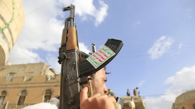 Iémen: Quatro mortos em ataque dos Huthis ao Palácio Presidencial de Aden