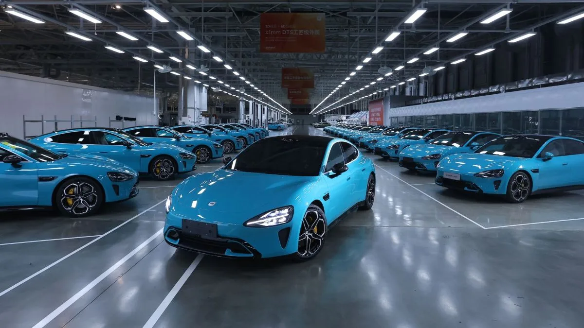 Plus de 500 000 Xiaomi SU7, des salariés Tesla cobayes, des Geely produites par Volvo : le récap’ Vroom de la semaine