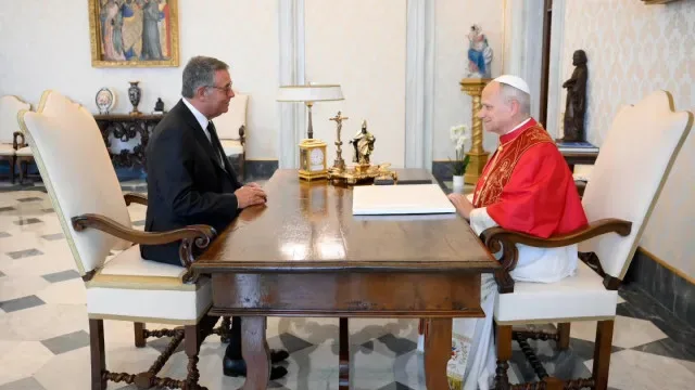 Seguro disse ao Papa que por cá "dinheiro não estica até ao final do mês"